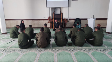 نظارت معاون آموزشی مرکز بر دوره تخصصی زنبورداری کارکنان وظیفه