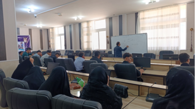 دوره آموزشی پرورش زنبور عسل در پایگاه بسیج شهید ظفر خالدی لردگان در تیرماه برگزار شد